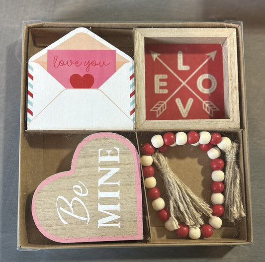 4 Piece Valentine's Decor