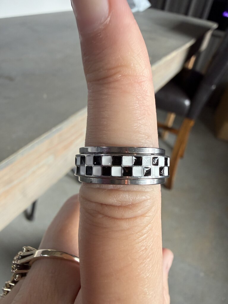 Checkered Spin Ring