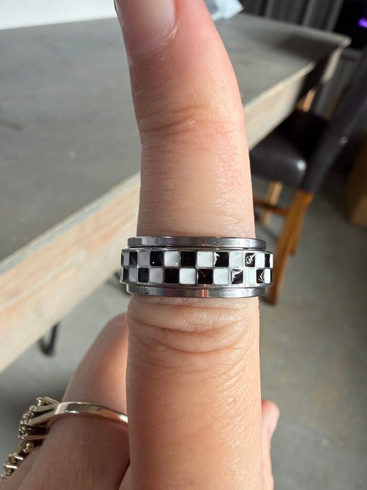Checkered Spin Ring