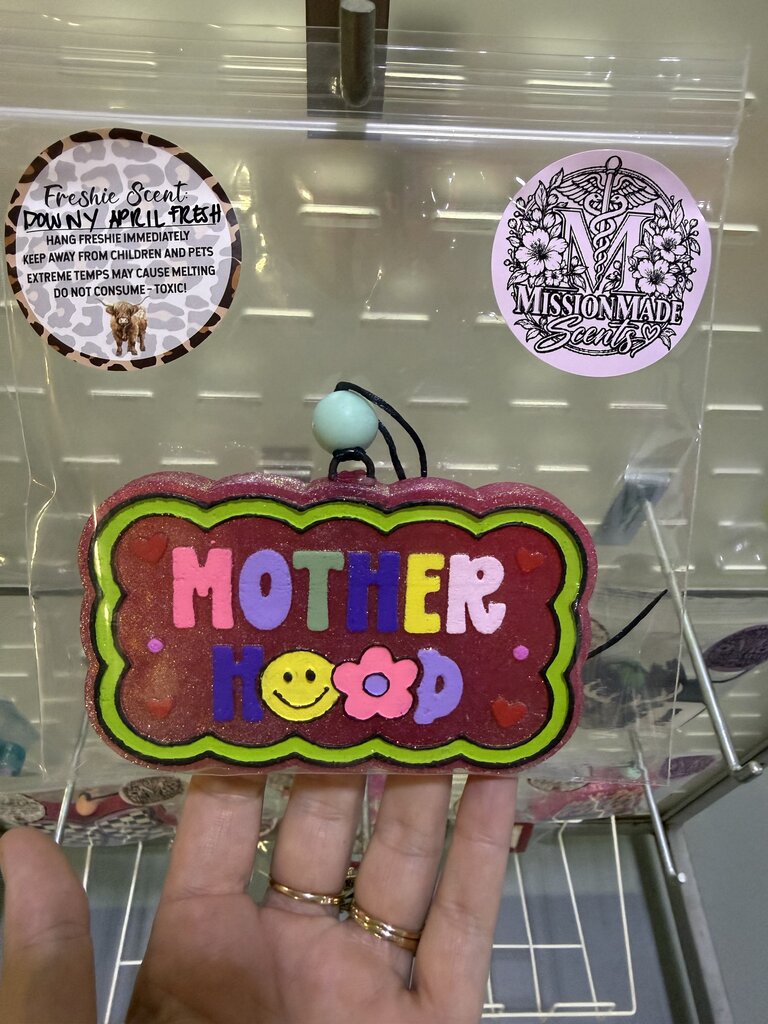 Motherhood (downy april fresh)